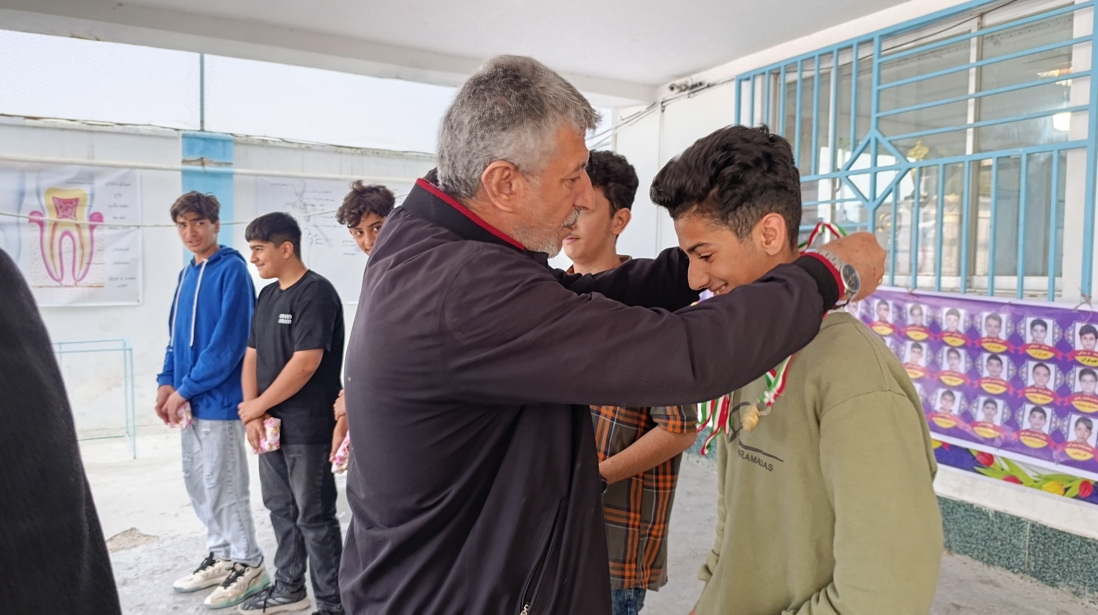 اهدای جوایز به تیم ها و نفرات برتر مسابقات المپیاد درون مدرسه ایی به مناسب هفته معلم