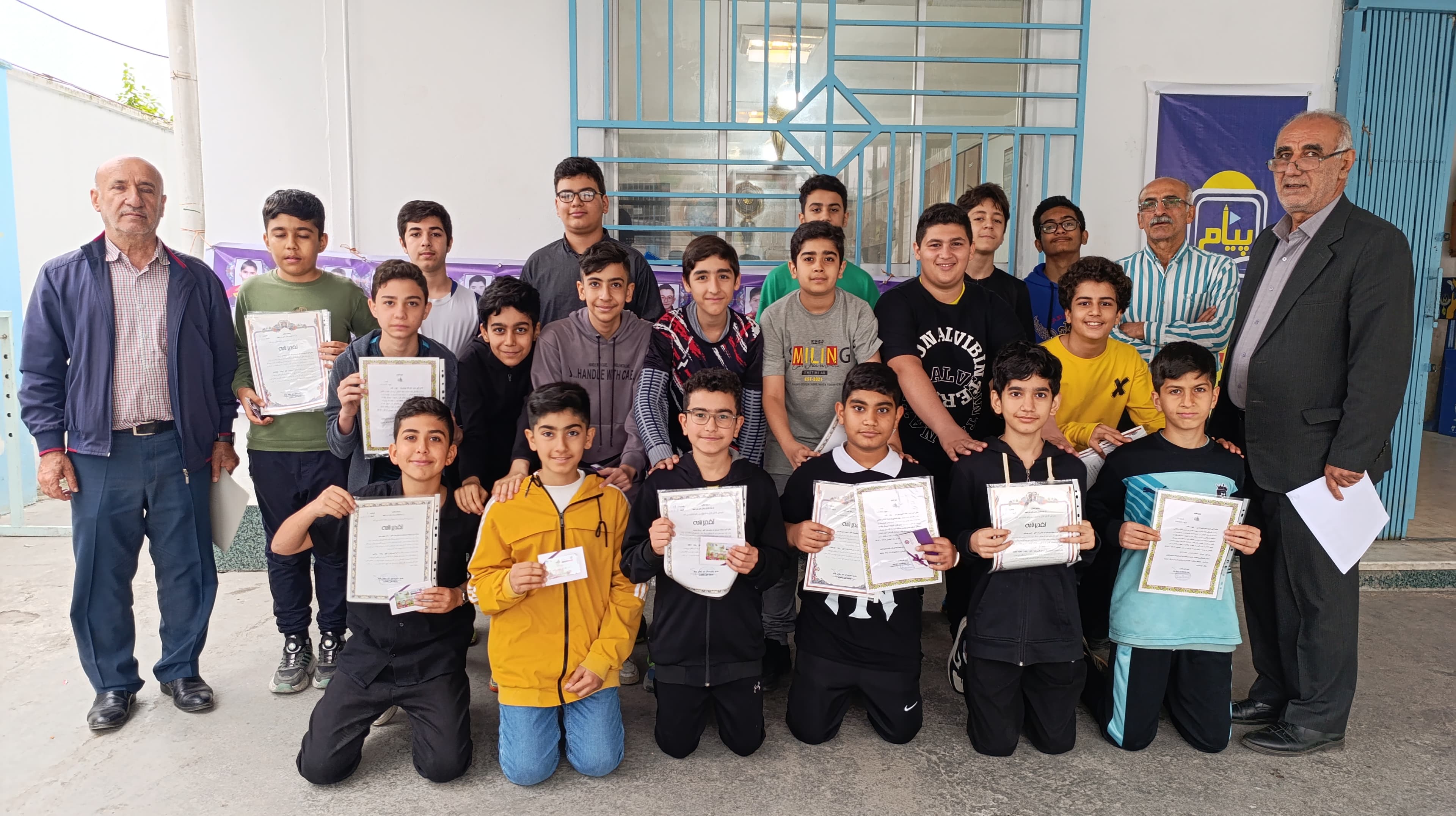 اهدای جوایز به نفرات برتر و معدل های ۱۹ الی ۲۰ مدرسه