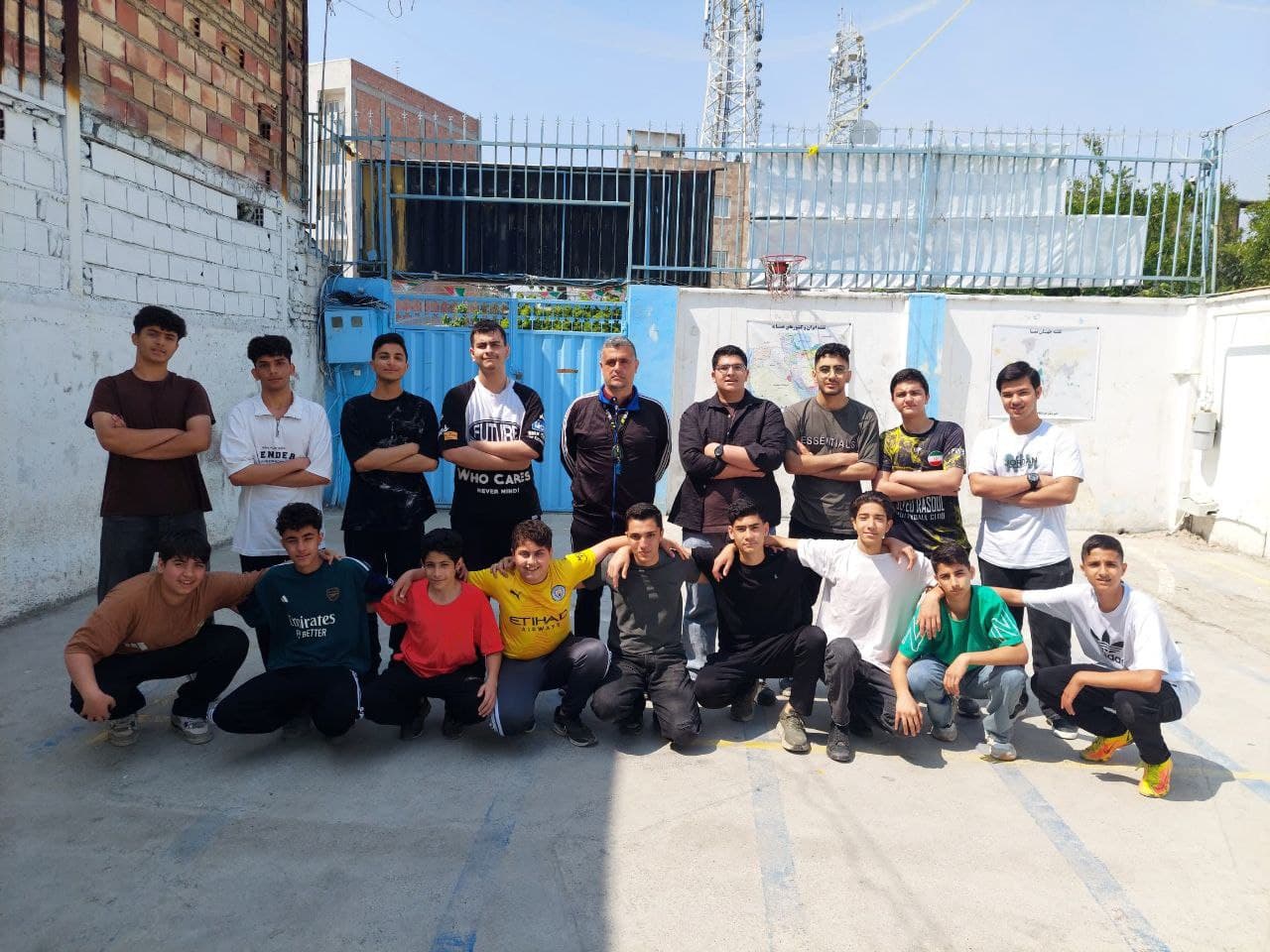 زنگ ورزش و عکس یادگاری با دانش آموزان پایه نهم